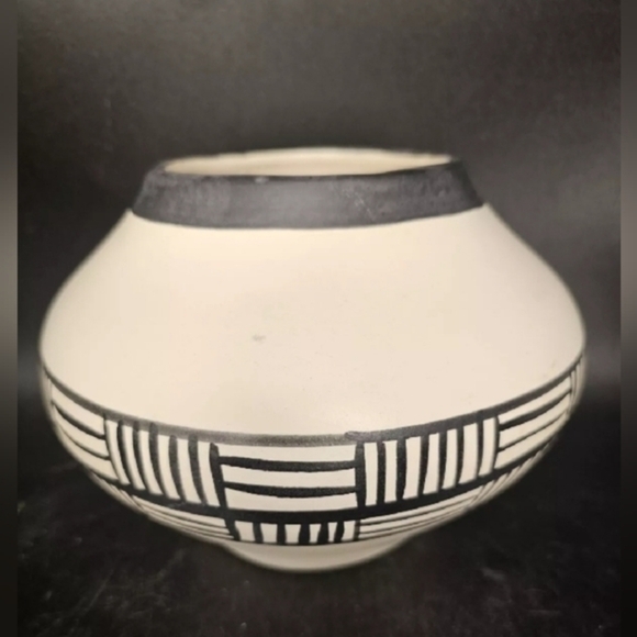 Mesa Verde black on white pottery - Picture 1 of 8